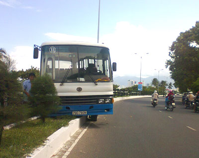 Xe đưa đón công nhân leo dải phân cách