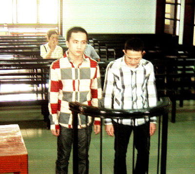 Cướp giật dây chuyền, 2 con nghiện lĩnh 8 năm tù