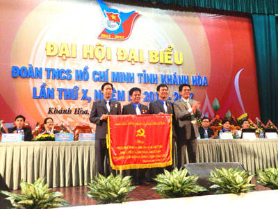 Đồng chí lê Thanh Quang trao tặng bức trướng cho Đại hội.