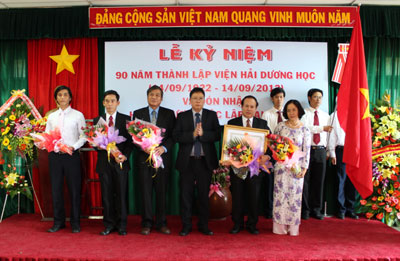 Ngày 14-9, Viện Hải dương học long trọng tổ chức Lễ kỷ niệm 90 năm ngày thành lập Viện (14-9-1922 - 14-9-2012) và đón nhận Huân chương Độc lập Hạng Nhất của Chủ tịch Nước trao tặng.