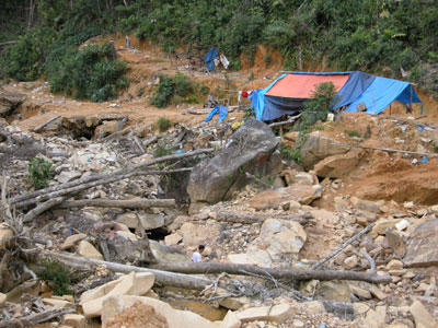 Đó là thực trạng việc truy quét, đẩy đuổi các đối tượng khai thác khoáng sản trái phép (KTKSTP) trong thời gian vừa qua. Để giải quyết triệt để nạn khoáng tặc, rất cần quyết liệt hơn nữa.