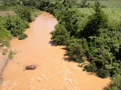  Nước sông Cầu đục ngầu vì nạn khai thác quặng trái phép.