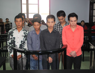 Cướp điện thoại kiếm tiền nhậu, 7 thanh niên cùng nhận án tù