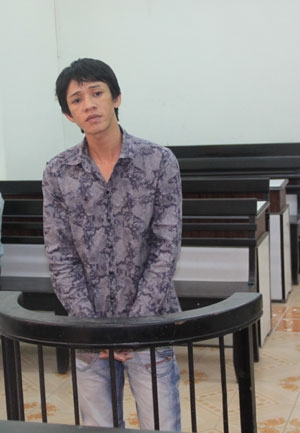 Lừa lấy cả điện thoại của đồng nghiệp đem bán