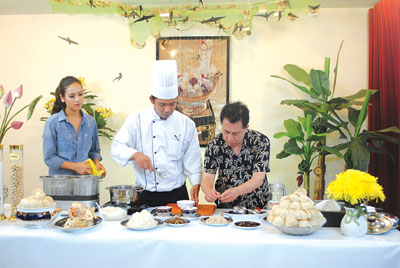  Cùng nấu “yến thả gà” ở nhà yến Nha Trang.