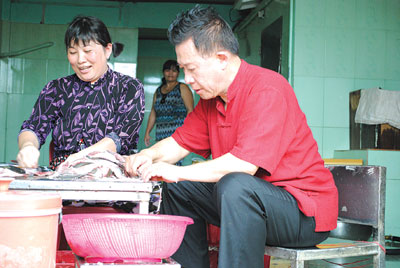 Đầu bếp Martin Yan học cách làm chả cá ở chợ Đầm (Nha Trang). 