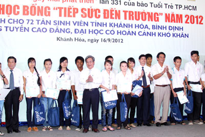 Trao học bổng “Tiếp sức đến trường” cho 72 tân sinh viên nghèo của tỉnh Khánh Hòa và Bình Định