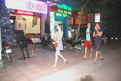 Sở Văn hóa - Thể thao và Du lịch sẽ tiến hành nghiên cứu thị hiếu khách Nga đến Khánh Hòa (Trong ảnh: Khách Nga trên đường phố Nha Trang).