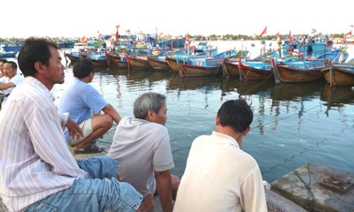 Nhiều ngư dân chỉ biết nhìn ra biển, không dám xuất bến vì sợ lỗ do giá dầu tăng.