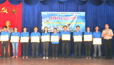 Khen thưởng 12 tập thể, 12 cá nhân xuất sắc