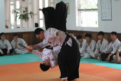  Các võ sinh Aikido thực hiện các đòn thế tự vệ trong lần thi lên đẳng cấp quốc gia tại Khánh Hòa.