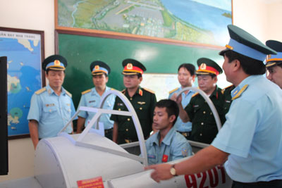  Trung tướng Võ Văn Tuấn thăm buồng tập lái máy bay IAK-52 tại Trường Sĩ quan Không quân.