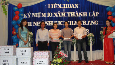 Trao giải cho khách hàng trúng thưởng