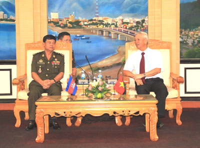  Đồng chí Nguyễn Chiến Thắng tiếp Đại tướng Prak Sovanna.