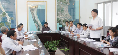 Ngày 26-9, Thứ trưởng Bộ Nội vụ Nguyễn Tiến Dĩnh làm việc với lãnh đạo tỉnh Khánh Hòa về công tác đào tạo, bồi dưỡng cán bộ, công chức trong thời gian qua. Đồng chí Lê Xuân Thân - Phó Chủ tịch UBND tỉnh cùng lãnh đạo các sở, ngành liên quan làm việc với đoàn.