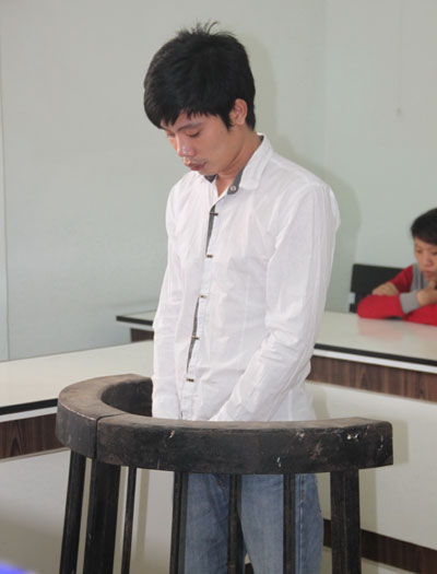 Vào tù vì chống người thi hành công vụ