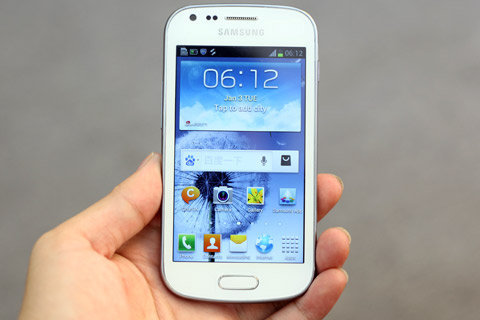 Galaxy S hai sim chính hãng giá 7,3 triệu đồng