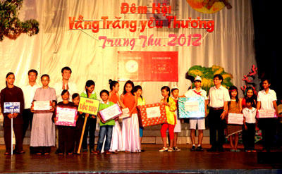 Gần 700 thiếu nhi tham gia “Vui hội trăng rằm 2012”