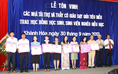 Trao học bổng cho học sinh, sinh viên