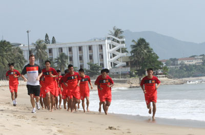 Các tuyển thủ bắt đầu bài tập thể lực với chiều dài đoạn đường 10km.