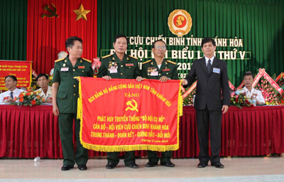 Đồng chí Nguyễn Tấn Tuân trao bức trướng của Ban chấp hành Đảng bộ tỉnh cho đại diện Hội Cựu chiến binh tỉnh.