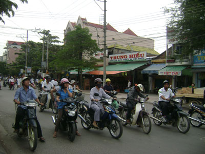 Từ đầu năm đến nay, các cơ quan chức năng thị xã Ninh Hòa đã triển khai nhiều giải pháp nhằm thực hiện hiệu quả “Năm An toàn giao thông (ATGT) 2012”. Nhờ vậy, tai nạn giao thông (TNGT) giảm mạnh trên cả 3 tiêu chí: số vụ, số người chết và bị thương.