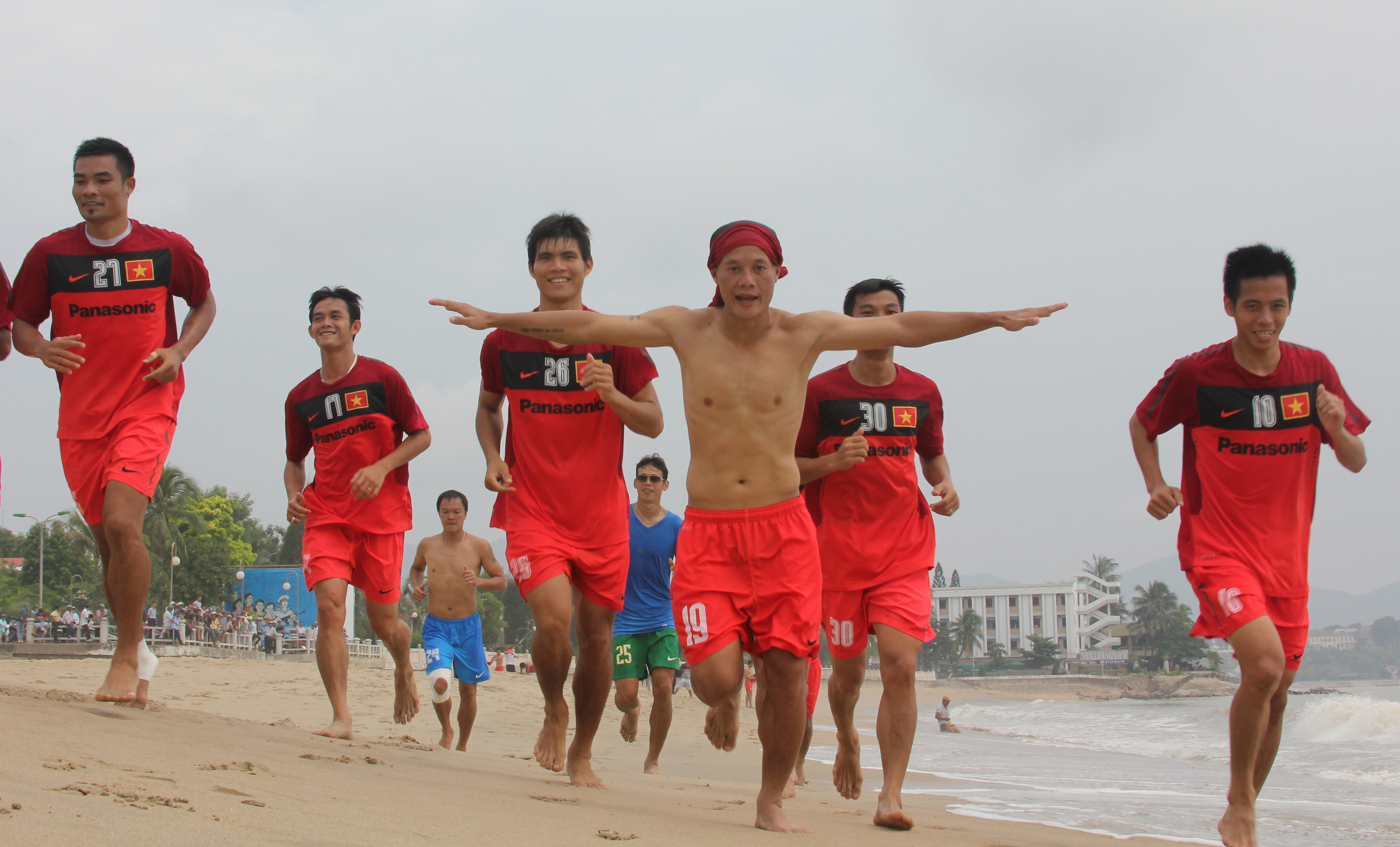 Nghỉ tập đột xuất vì nhiều cầu thủ quá tải