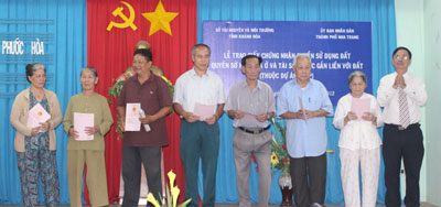 Trao giấy chứng nhận quyền sử dụng đất cho 50 hộ dân phường Phước Hòa