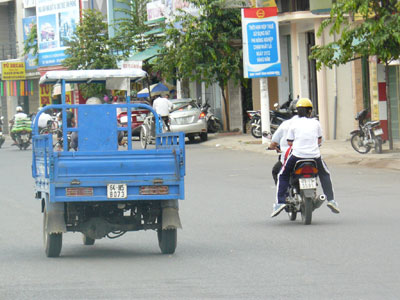  Một số xe ba gác có động cơ hoạt động ngang nhiên trên các tuyến đường trung tâm TP. Nha Trang.