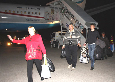  Những du khách Nga trong chuyến bay thẳng đầu tiên đến Cam Ranh cuối năm 2011.
