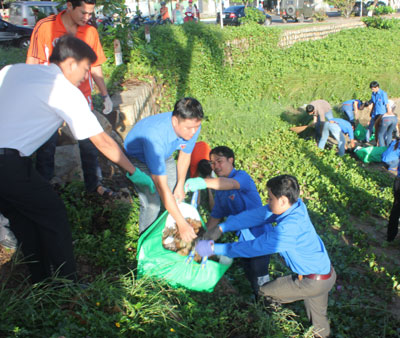 IMG1082: Đoàn viên, thanh niên tham gia thu gom rác tại nơi công cộng. 