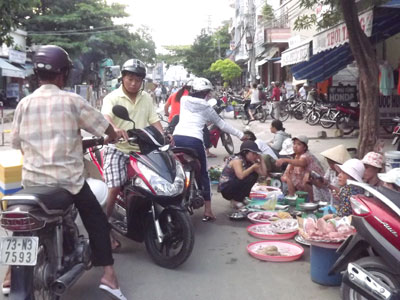  Người dân lấn chiếm lòng, lề đường Võ Thị Sáu (đoạn qua chợ Phước Thái, phường Phước Long) để làm nơi buôn bán. 