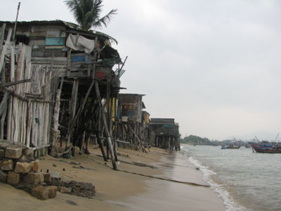 Những căn nhà chồ tại phường Vĩnh Nguyên đang đối mặt với nguy hiểm trong mùa mưa bão.