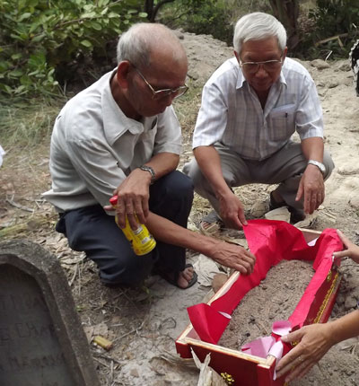 Cựu chiến binh Cao Xuân Lự (bìa phải) và Đào Quang Vinh trong một lần quy tập mộ liệt sĩ. 