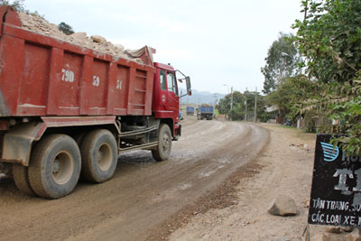 Tình trạng xe vận chuyển vật liệu xây dựng (VLXD) chở quá khổ, quá tải vẫn diễn ra khá phổ biến khiến nhiều tuyến đường trên địa bàn tỉnh nhanh chóng xuống cấp. Hạn chế xe quá tải trọng là giải pháp được đưa ra nhằm bảo vệ kết cấu hạ tầng giao thông (KCHTGT).