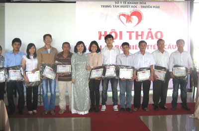 Tôn vinh tập thể, cá nhân hiến máu tình nguyện