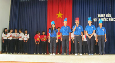 Sinh hoạt ngoại khóa chủ đề “Thanh niên với lý tưởng sống”