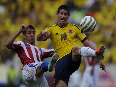 James Rodriguez trong màu áo tuyển Colombia (áo vàng).