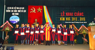 Lãnh đạo Trường Cao đẳng nghề Du lịch Nha Trang trao bằng tốt nghiệp cho học sinh khóa 3.