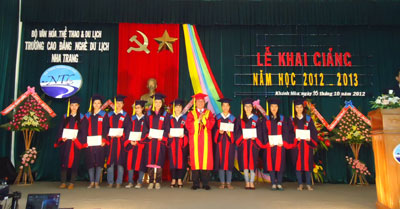 Tỷ lệ tốt nghiệp đạt 96,4% Năm học 2012 - 2013, tuyển sinh 400 học sinh, sinh viên