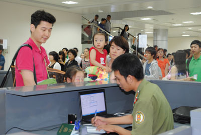 Lực lượng Công an tỉnh làm thủ tục xuất, nhập cảnh tại Cảng hàng không quốc tế Cam Ranh.