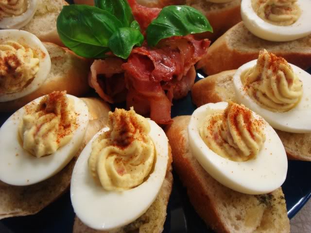 Món ăn: Trứng Deviled với bánh mì bơ tỏi