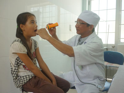 Bác sĩ Trung tâm Y tế huyện Cam Lâm khám răng cho bé.