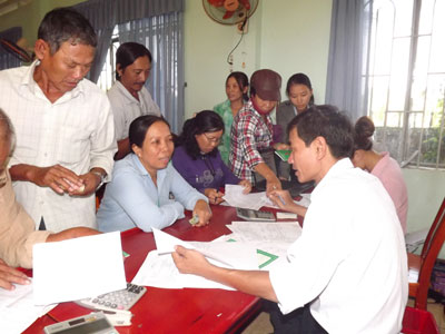 Người dân giao dịch với Ngân hàng Chính sách xã hội tại UBND xã Vĩnh Phương, Nha Trang.