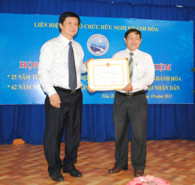 Đồng chí Trần Sơn Hải trao bằng khen của Chủ tịch UBND tỉnh cho LHCTCHN tỉnh.