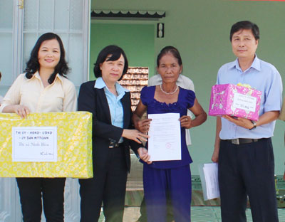 Trao 3 nhà tình nghĩa cho gia đình chính sách, hộ nghèo