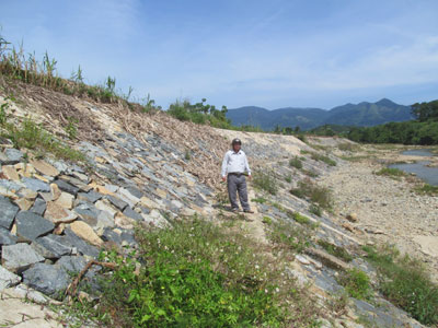  Một đoạn đê kè được kiên cố tại xã Ba Cụm Bắc. 