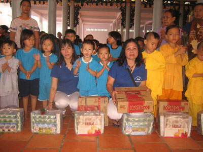 Trao 240 suất quà từ thiện