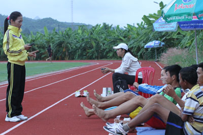 Huấn luyện viên Hoàng Thị Huyền Nga (bìa trái) hướng dẫn vận động viên trẻ điền kinh Khánh Hòa tập luyện tại Trung tâm Huấn luyện Kỹ thuật thể thao tỉnh.