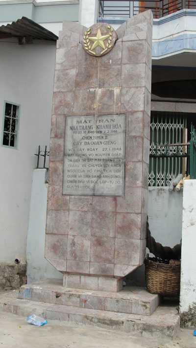 Bia kỷ niệm tại phòng tuyến Cây Da - Quán Giếng, nơi đây đồng chí Võ Nguyên Giáp đã từng đến thị sát.